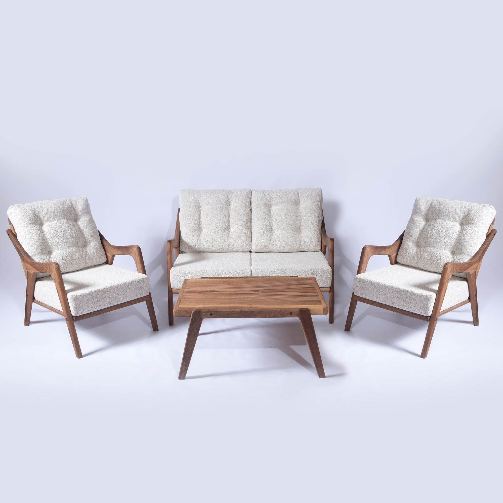 NORDVÄRK MYC01 udendørs loungesæt m. 1 bord, 1 sofa, 2 stole - creme hynder/brun valnøddetræ